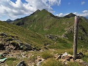 70 Saliti oltre il Passo di Valcervia (a quota 2350 m circa)  scendiamo sul sent 204A per i laghetti del Montebello 